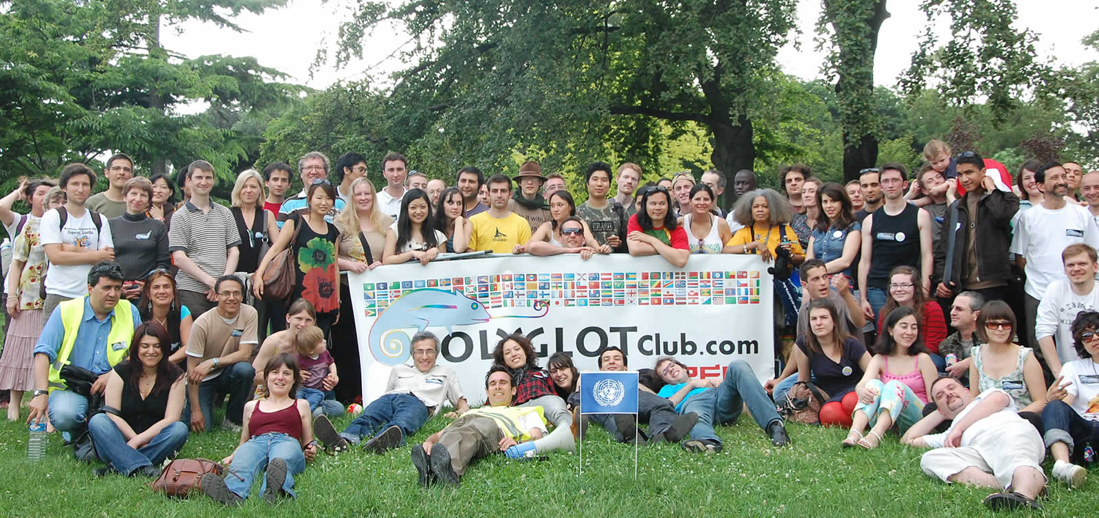 Participants souriants à une soirée polyglotte à Paris