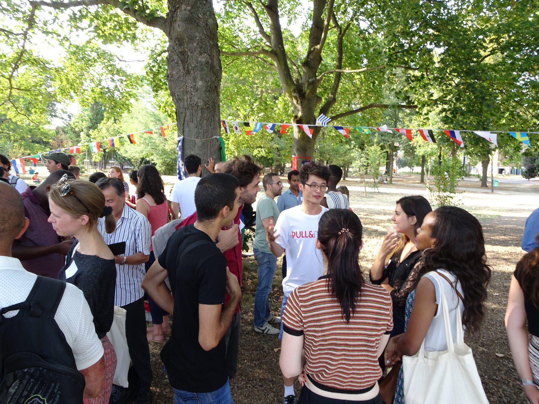 Участники PolyglotClub Paris во время международного пикника