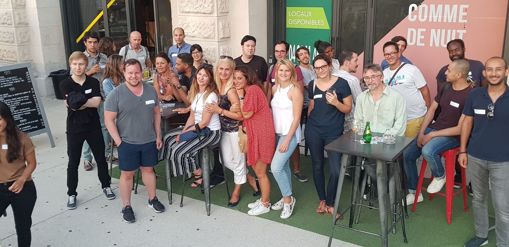 Participants autour d'une table pendant une soirée PolyglotClub Paris