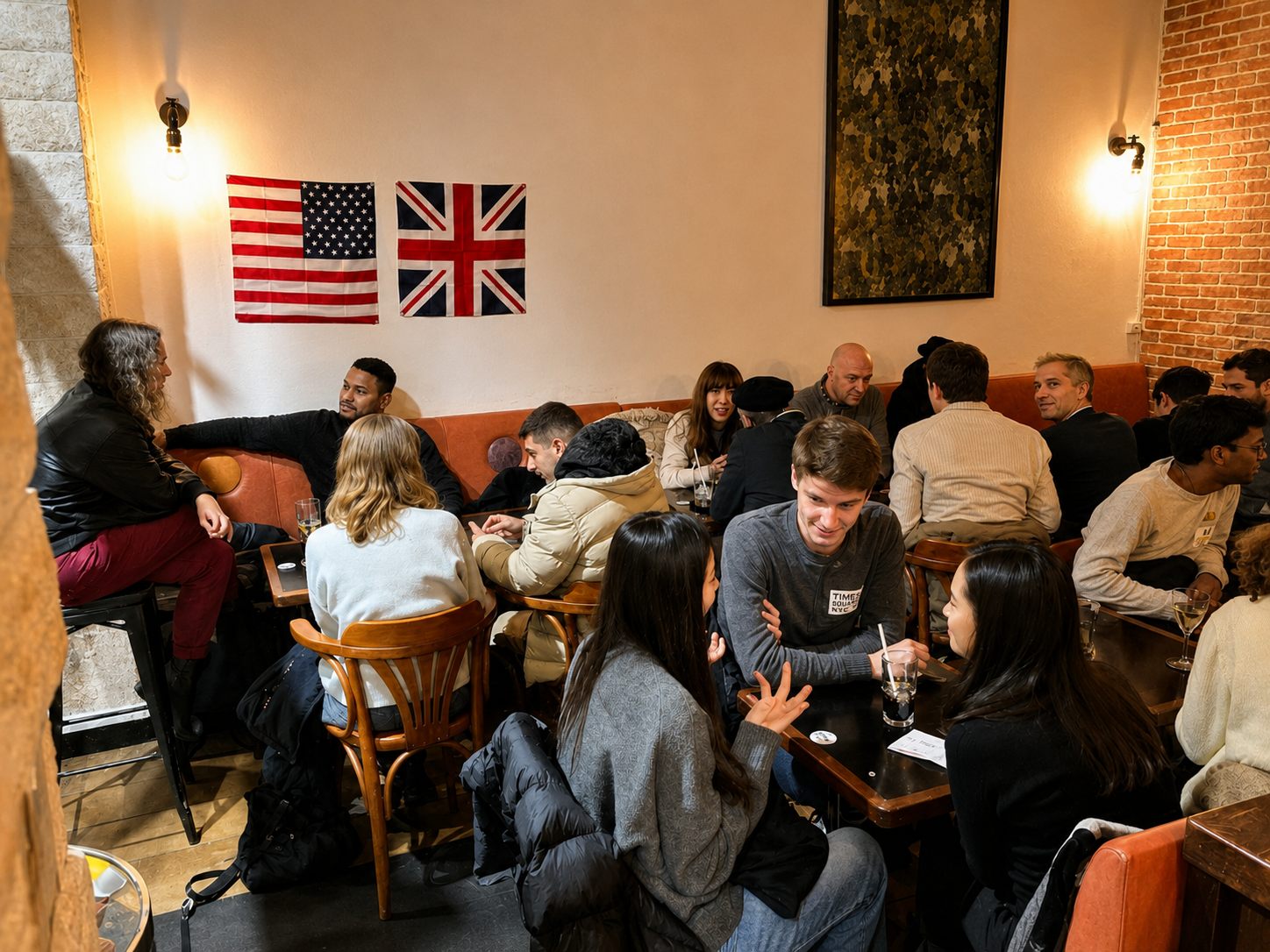 Personne apprenant l'anglais a Paris avec une ambiance internationale